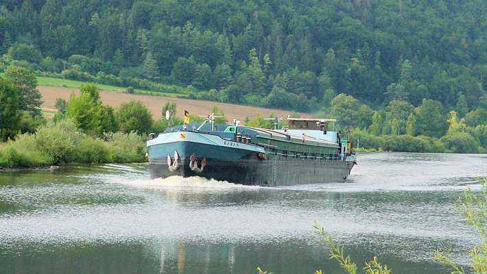 Frachter im Main-Donau-Kanal