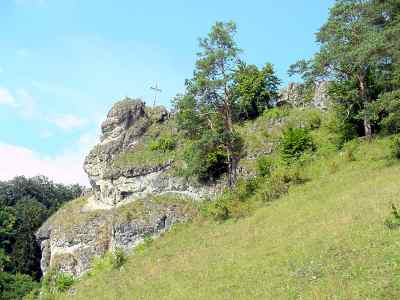 Felsen am Wanderweg bei Breitenbrunn im Altmühltal
